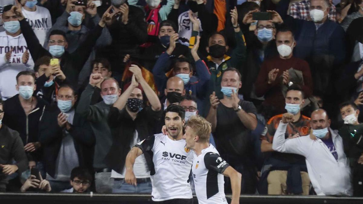 Carlos Soler celebra su gol contra el Villarreal