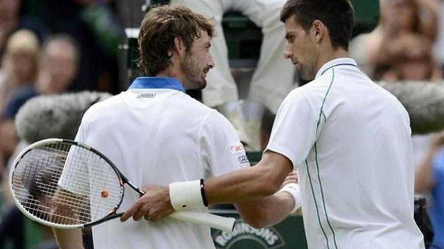 Djokovic se estrena en Wimbledon sin dar concesiones a Ferrero