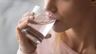 ¿Beber agua realmente adelgaza? Esta es la respuesta definitiva de los expertos