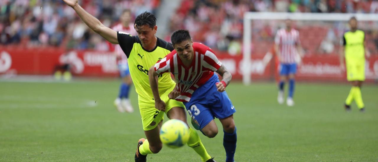 Bernardo Espinosa  intenta frenar Djurdjevic, davanter de l’Sporting.  | MARCOS LEÓN/LNE