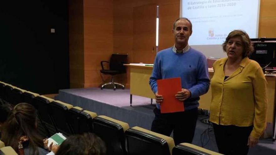 Bernado Vicente y Carmen Paz, durante la presentación de la II Estrategia de Educación Ambiental, en Zamora Foto Emilio Fraile