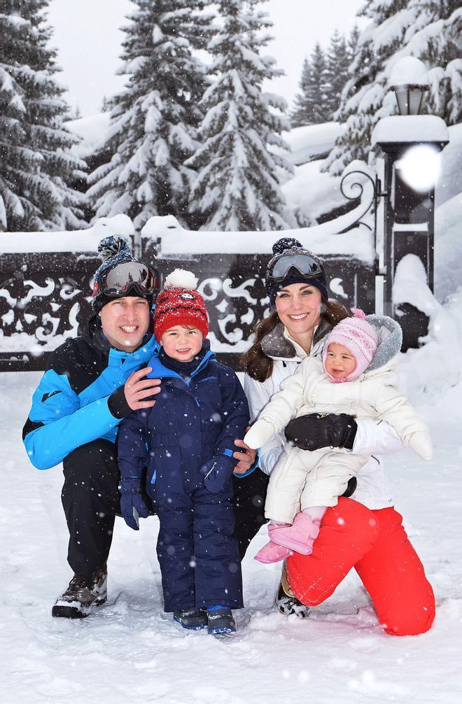 Los duques de Cambridge con sus hijos en la nieve