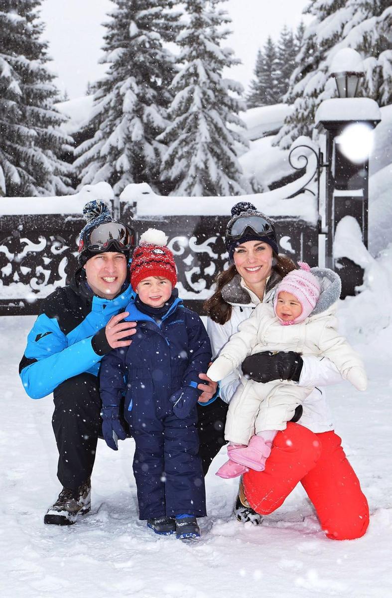 Los duques de Cambridge con sus hijos en la nieve