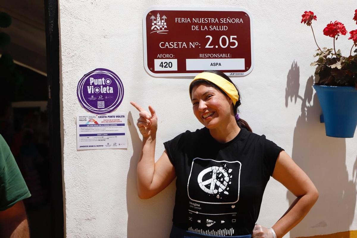 1. Amigos bailan en la caseta de ASPA ayer. 2. Trabajadores de la caseta de la Asociación Latinoamericana de Mujeres Emprendedoras (Alme) ante el cartel contra agresiones sexistas. 3. Mujeres disfruta del almuerzo en Casa de Sevilla, adherida a esta iniciativa. 4. Una voluntaria muestra el punto violeta en ASPA. 4