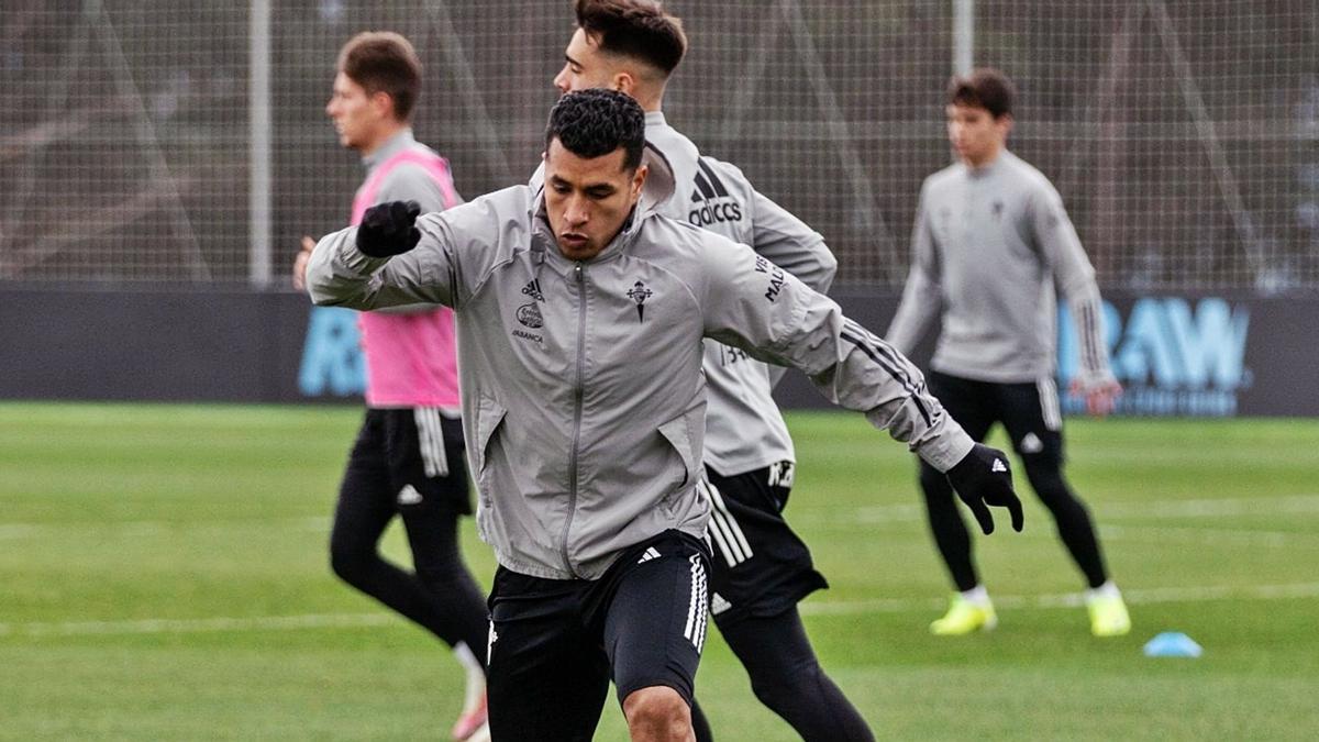 Jeison Murillo conduce el balón, junto a Brais Méndez, durante el entrenamiento de ayer del Celta en Mos.