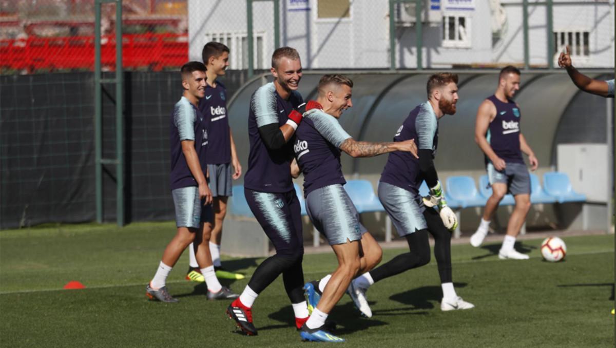 Digne, felicitado por sus compañeros