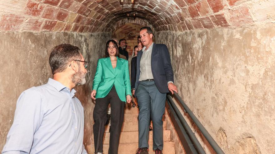 La ministra Morant visita la Vara de Azaña y el refugio de la Guerra Civil de Elda