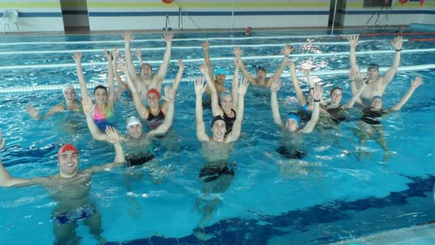 Participantes en una clase de fitness en la piscina de la Mancomunidad del Cabo Peñas.