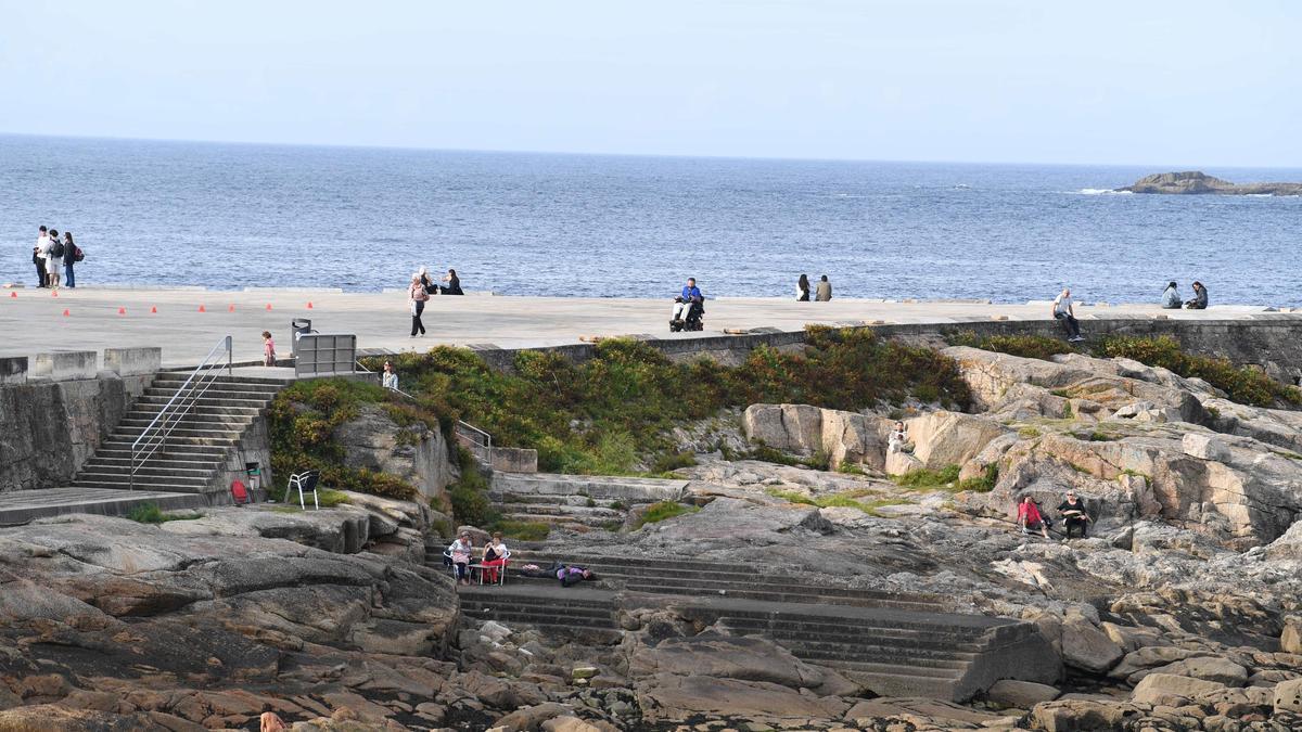 Gente paseando por las Esclavas