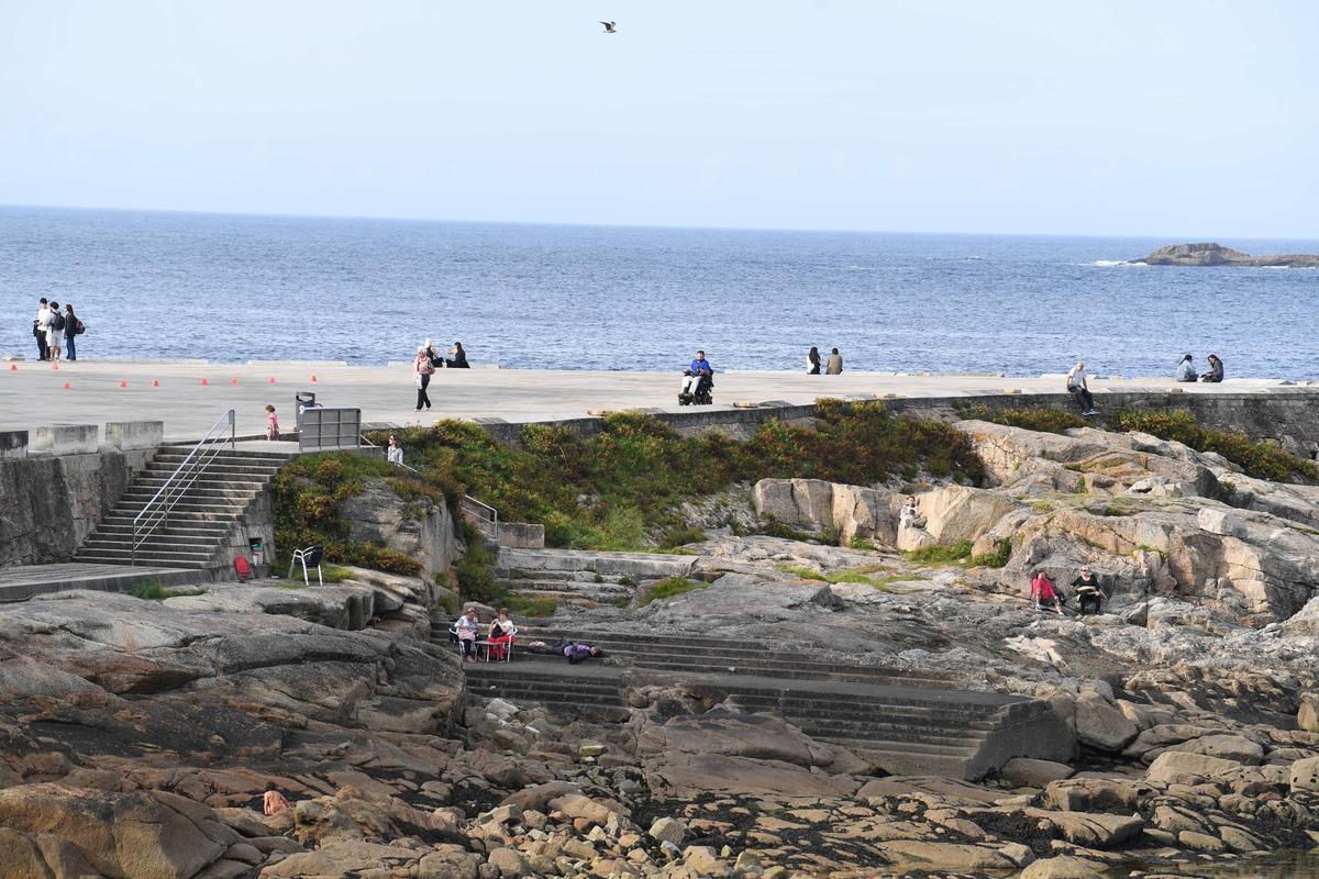Gente paseando por las Esclavas