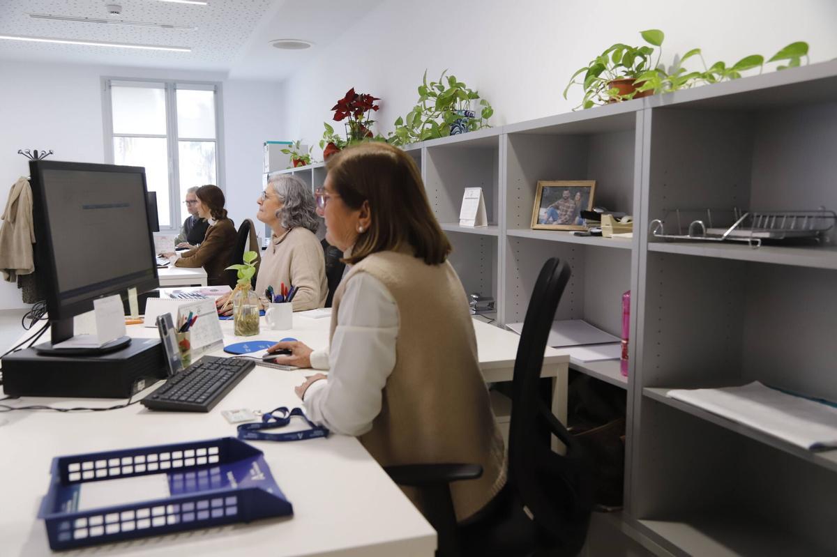 Funcionarios de la Junta de Andalucía en el Edificio Administrativo de la plaza de la Constitución de Córdoba.