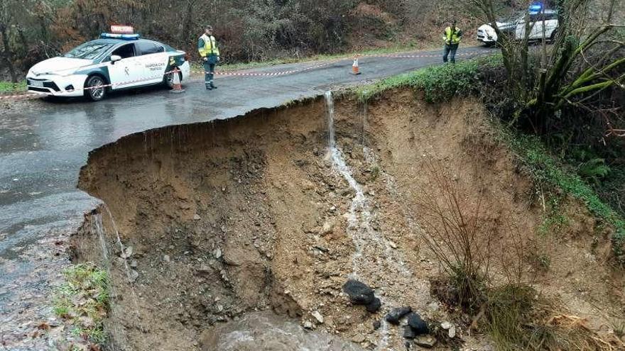 Carretera derrumbada en Riós, en Ourense. // Brais Lorenzo