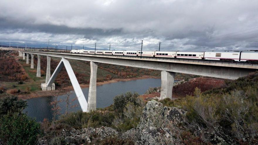 Un Alvia 730 realiza pruebas sobre un viaducto en Zamora // FDV