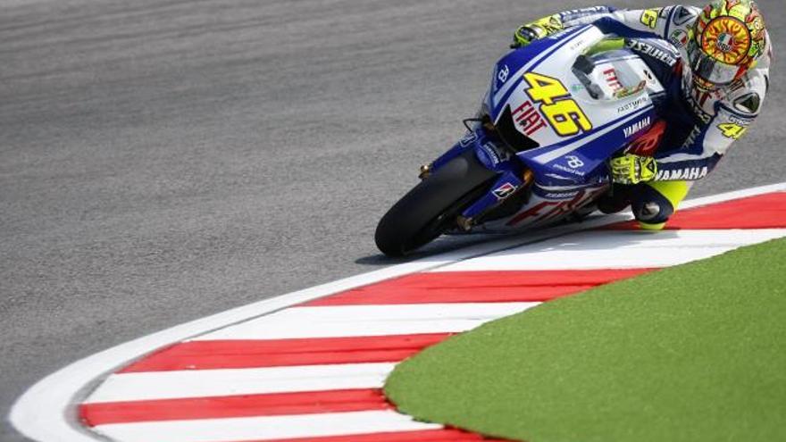 Rossi gana a Lorenzo en la primera jornada