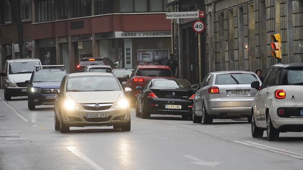 Vehicles circulant per la ronda Ferran Puig de Girona, en una foto d'arxiu.