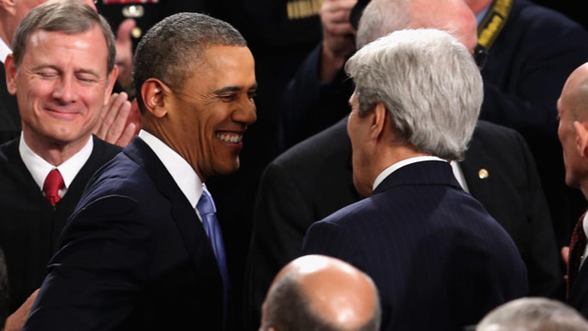 Barack Obama saluda al jefe de la diplomacia estadounidense, John Kerry, este martes en el Congreso.