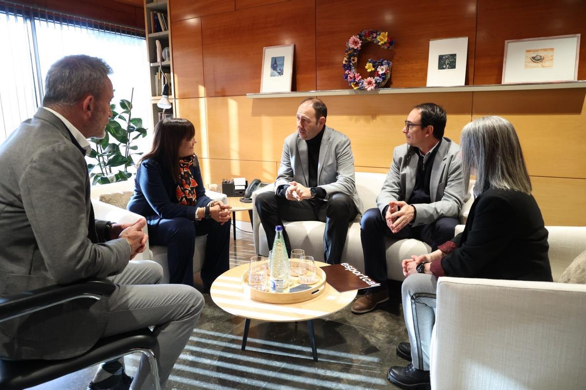 Encuentro entre la alcaldesa de Gavà, Gemma Badia, y el conseller de Esports, Berni Álvarez.