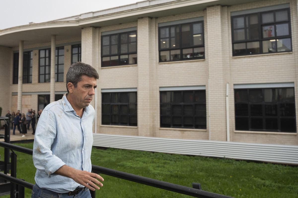 Carlos Mazón, en el 112 de l'Eliana tras la visita a Paiporta junto a Felipe VI y Pedro Sánchez en la que fue increpado por afectados.