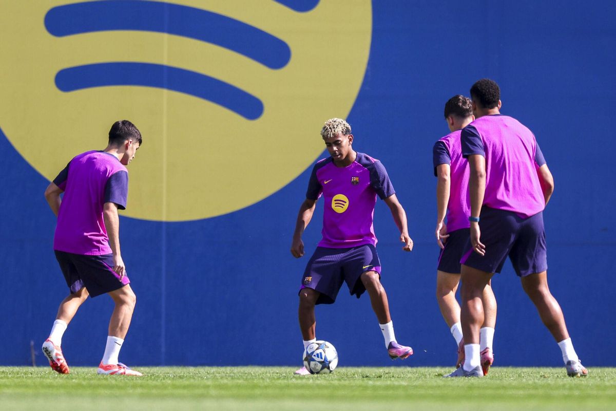Lamine Yamal, en el centro de la imagen durante el entrenamiento del martes.