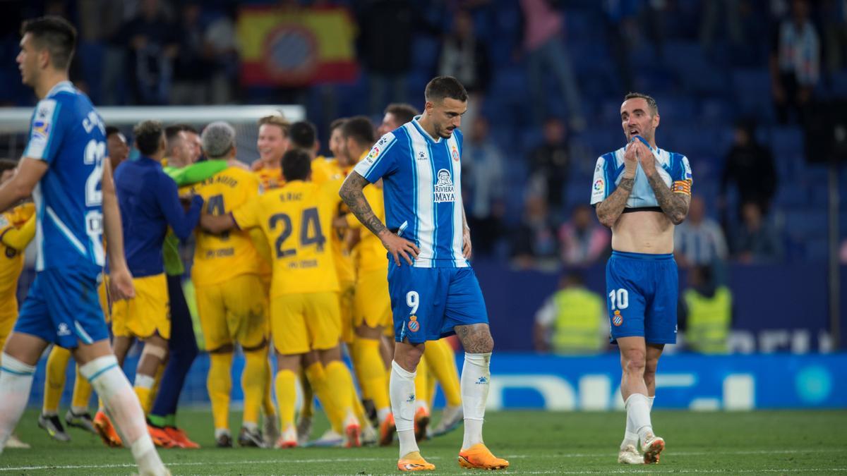 Joselu y Darder, abatidos, mientras los jugadores del Barça celebran la Liga.