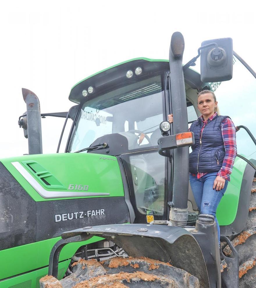 Ana, de 32 años,  con su tractor en el campo de Dolores.