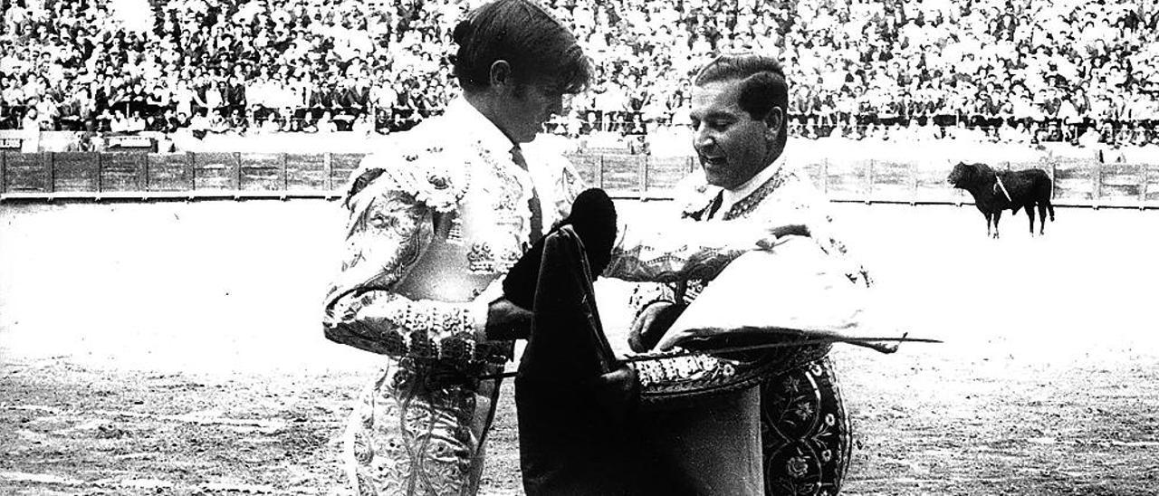 Manuel Benítez recibe la alternativa de manos de Antonio Bienvenida, el 25 de mayo de 1963, en la plaza de Los Tejares.