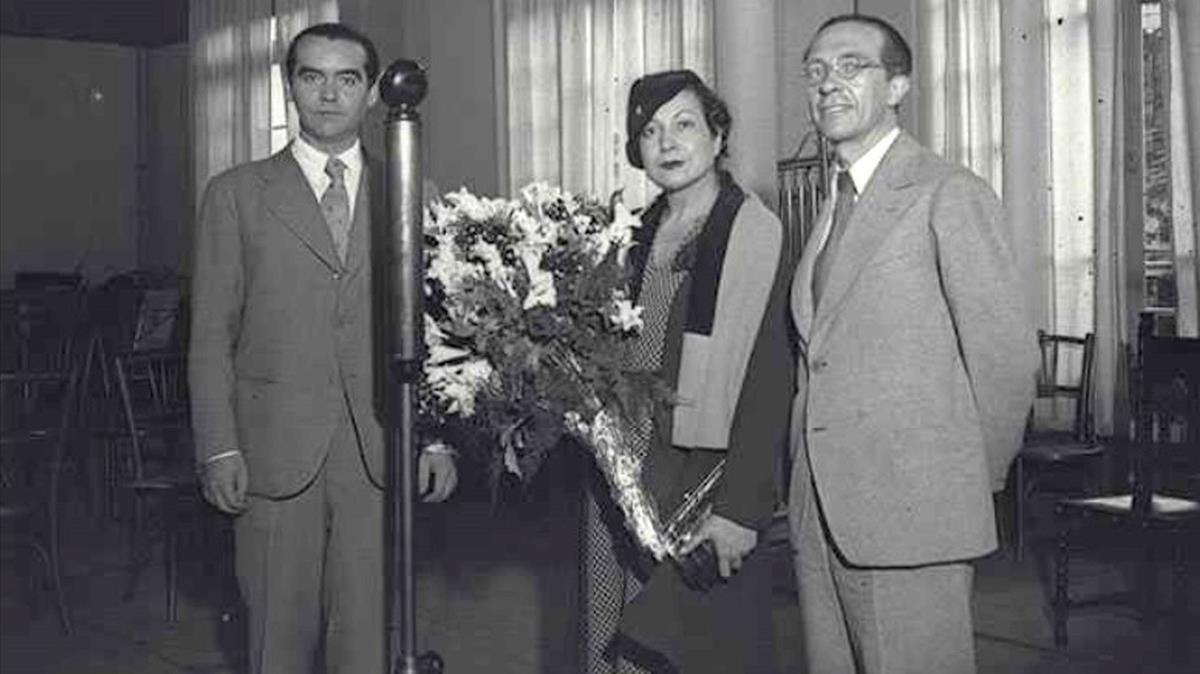 Federico Garcia Lorca junto a la actriz Margarita Xirgu y el dramaturgo Cipriano Rivas Cherif, en Barcelona en 1931.