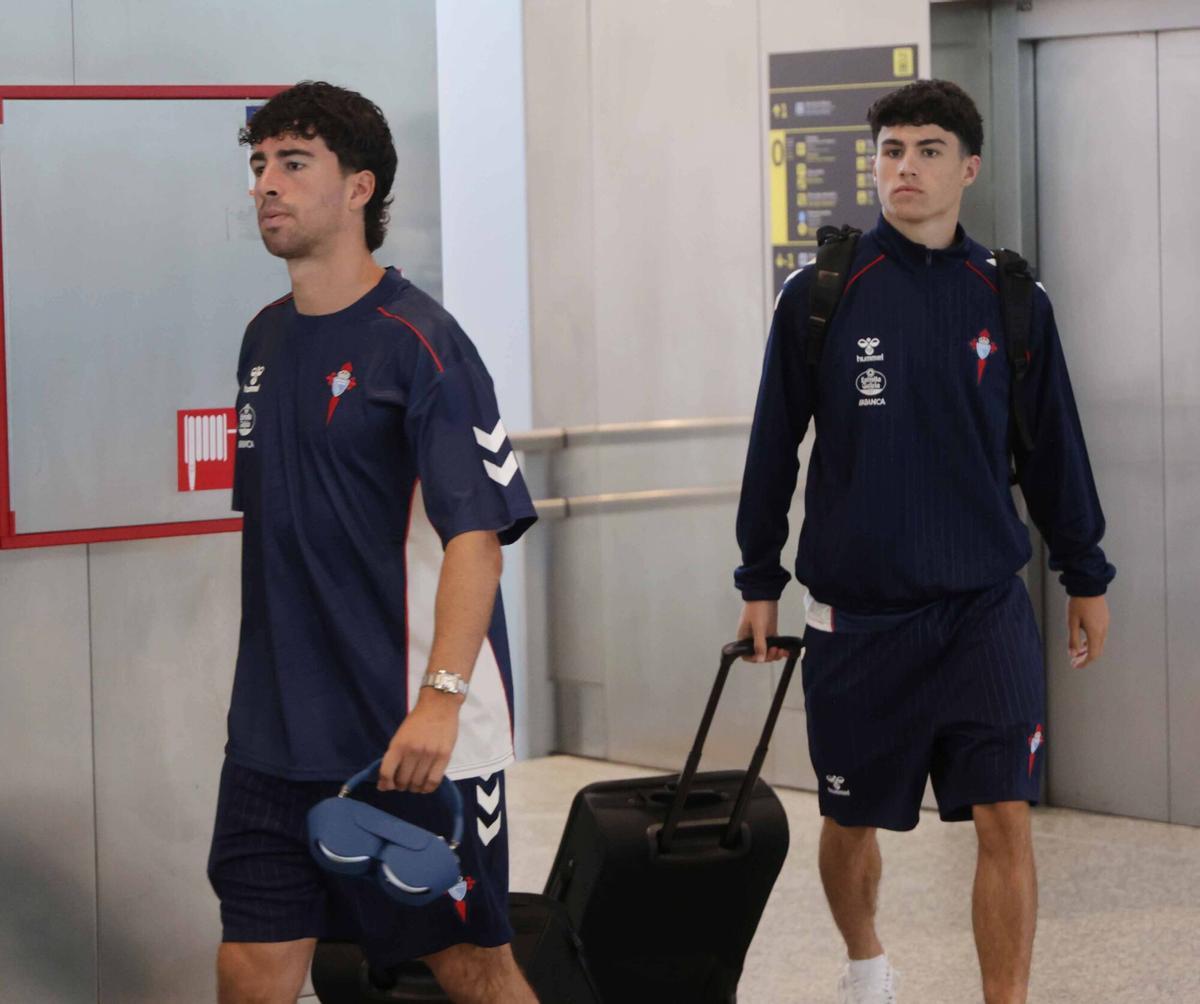 La expedición del Celta ha partido este miércoles desde el aeropuerto de Vigo para cerrar su preparación con dos amistosos contra el Sassuolo y en Nápoles La expedición del Celta ha partido este miércoles desde el aeropuerto de Vigo para cerrar su preparación con dos amistosos contra el Sassuolo y en Nápoles