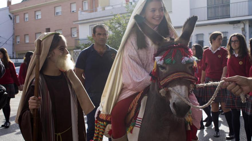 Uno de los momentos más llamativos del belén viviente del Sierra Blanca fue la presencia de un burro sobre el que iba la niña que hacía de la Virgen María.