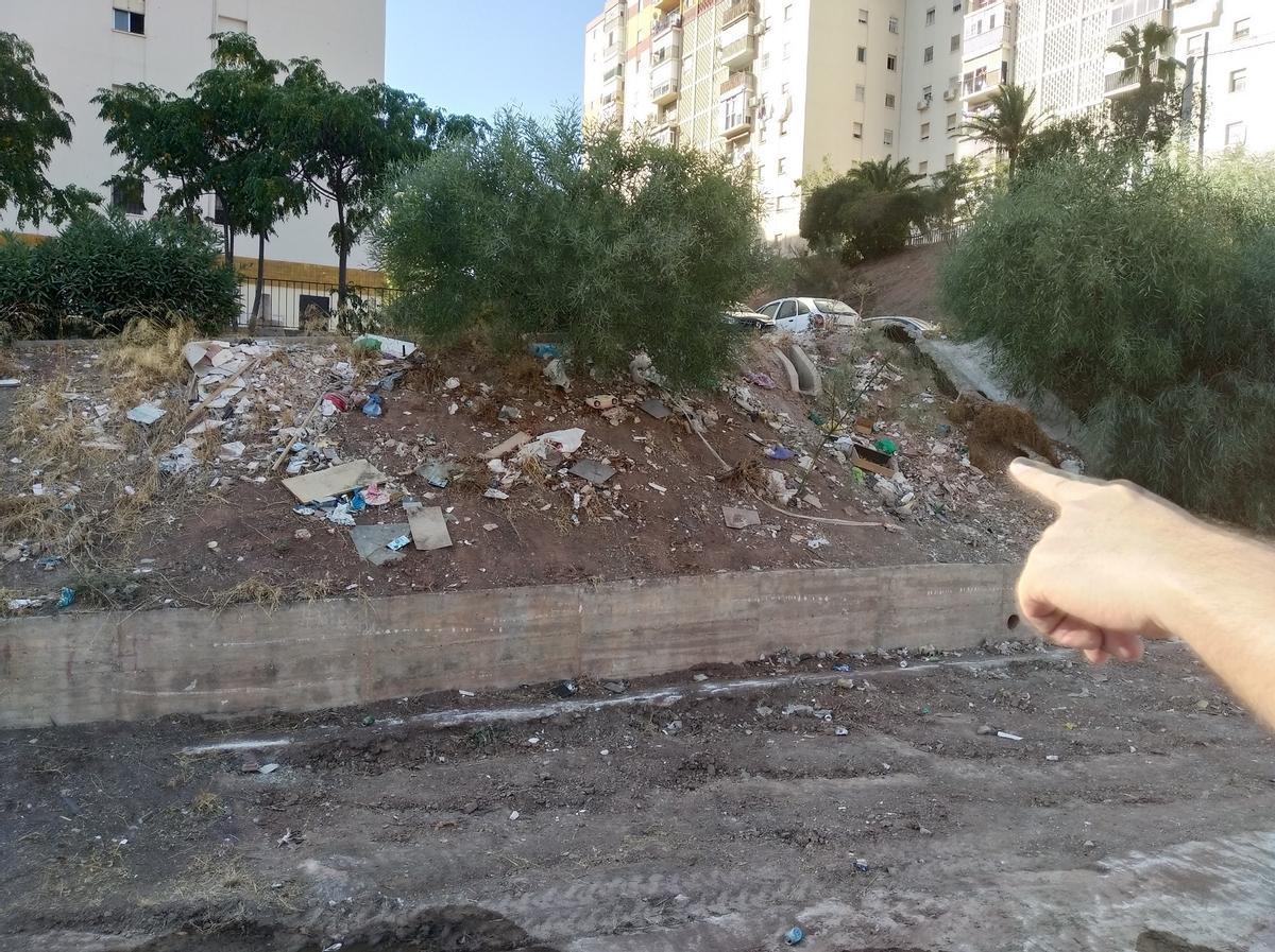 La basura cae por los márgenes del arroyo. Los vecinos piden muros de contención para hacer aparcamientos arriba.