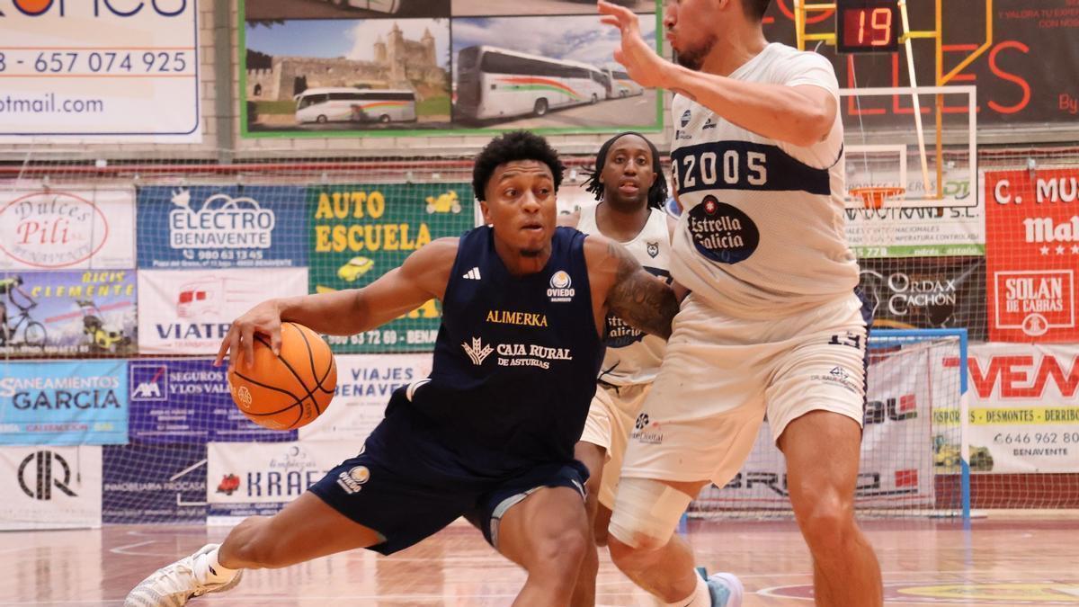 El jugador del Alimerka Oviedo Baloncesto Pjay Smith, con el balón, en el partido ante el Ourense en Benavente