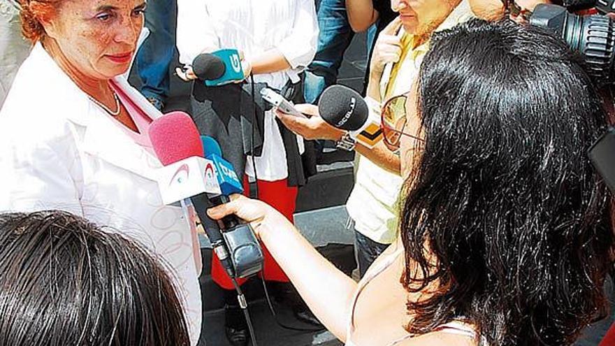 Ana Míguez, ayer a las puertas de los juzgados cangueses.