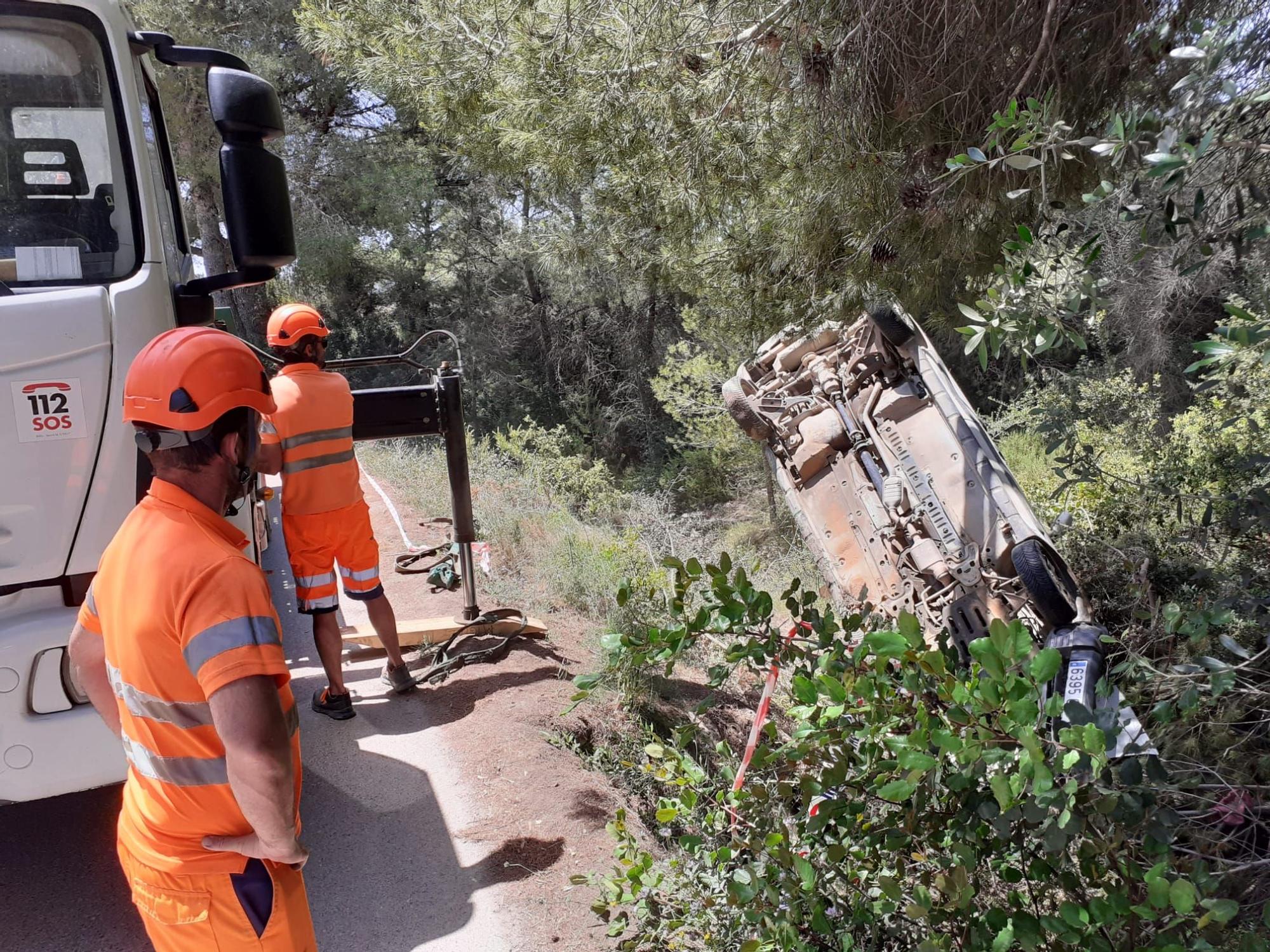 Retiran una furgoneta que llevaba semanas en un torrente de Ibiza