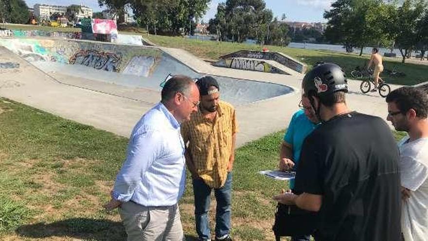 El alcalde, con los usuarios del &#039;skate park&#039;, ayer.