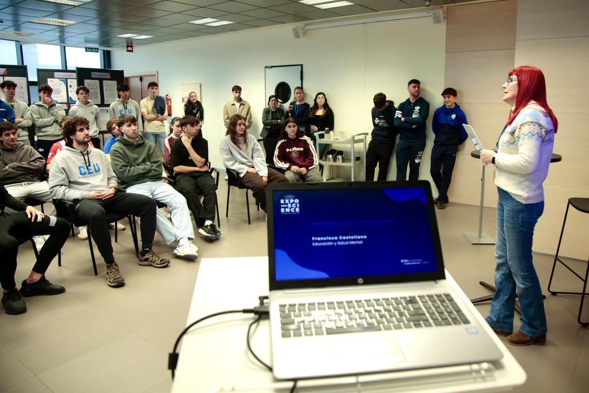 La doctora Castellano comparte sus últimas investigaciones en una de las ‘small talk’.