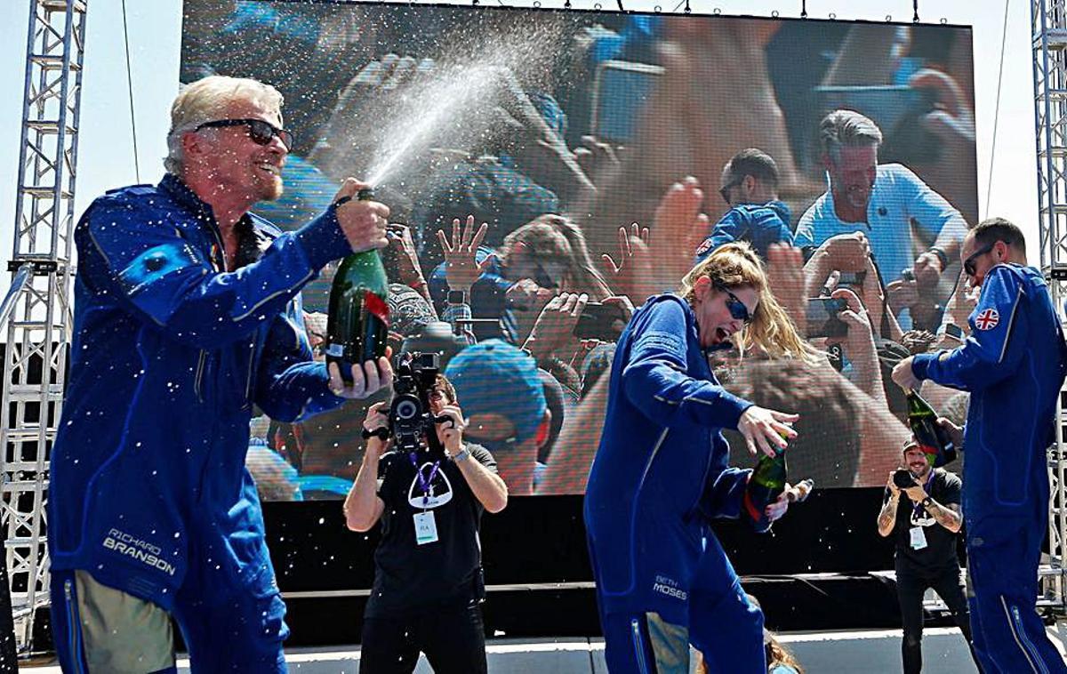 Arriba, el avión espacial durante el vuelo. Abajo, Branson celebra la gesta.   | REUTERS
