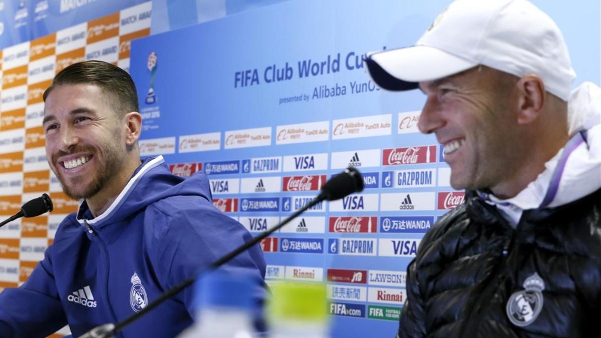 Sergio Ramos y Zinedine Zidane, durante la rueda de prensa de este sábado en Yokohama