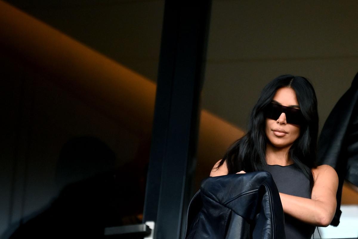 Kim Kardashian asiste al partido de fútbol de la L1 francesa entre el Paris Saint-Germain (PSG) y el Stade Rennais FC en el estadio Parc des Princes de París.