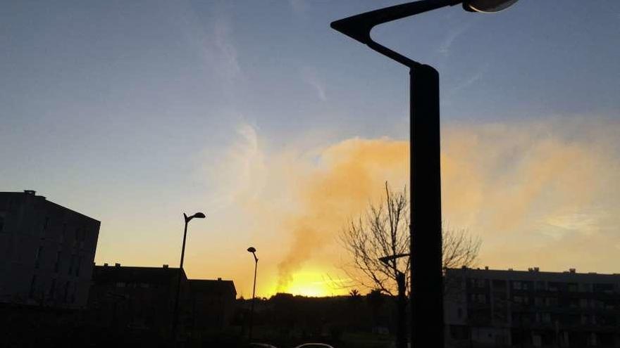 Nube anaranjada de contaminación, ayer, en El Lauredal.