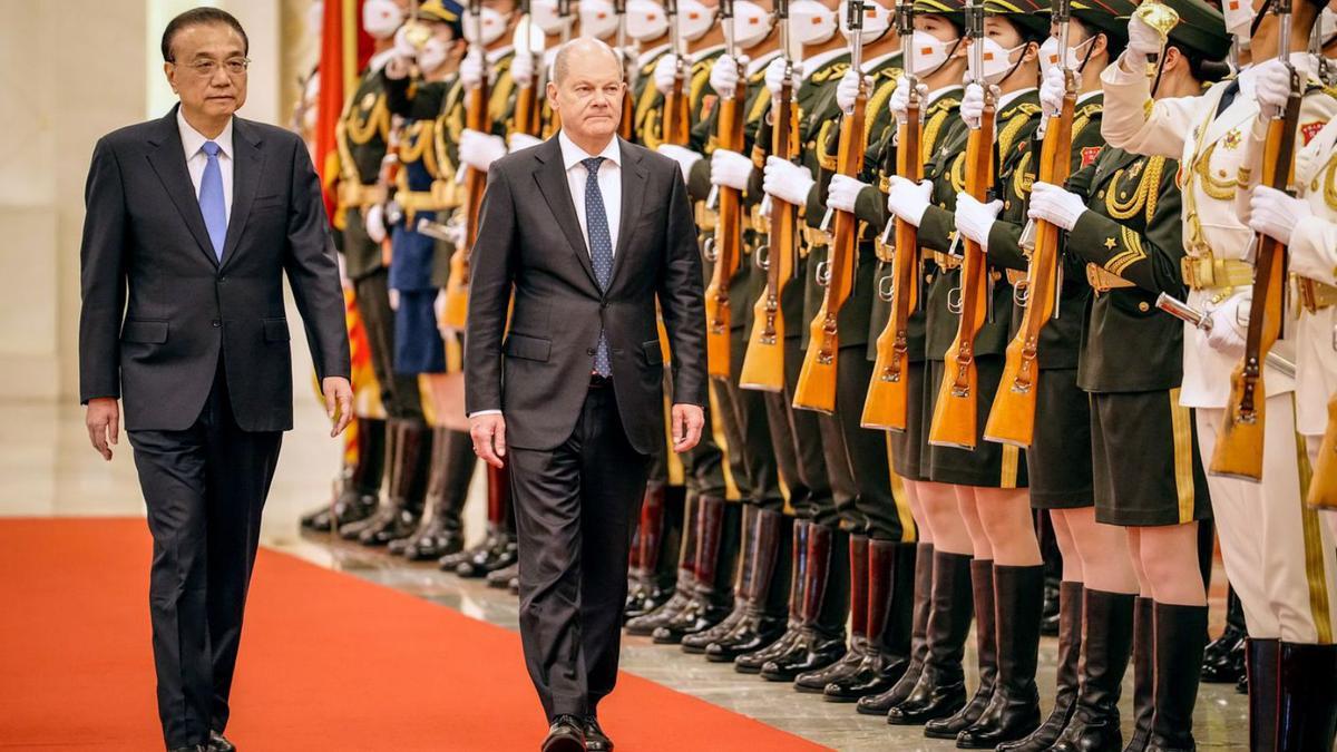 Scholz va ser rebut amb honors militars pel primer ministre xinès, Li Keqiang.  | EUROPA PRESS