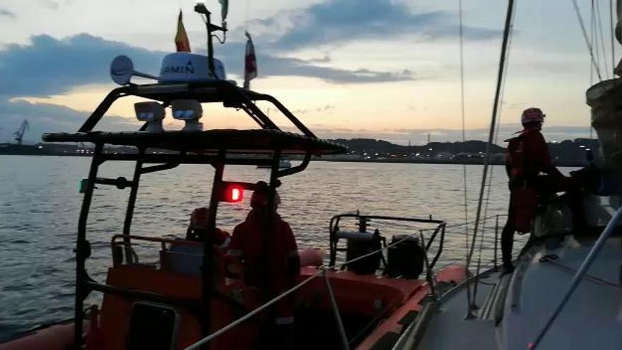 Rescatan a los cuatro tripulantes de un velero cerca del Puerto Deportivo de Gijón