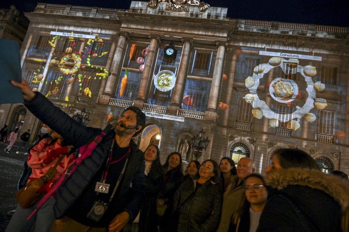 El pesebre proyectado en la fachada del Ayuntamiento, en la Navidad del 2022.