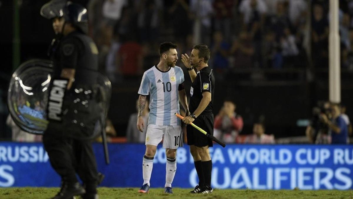 zentauroepp37794296 argentina s lionel messi speaks with the linesman during the170324103843