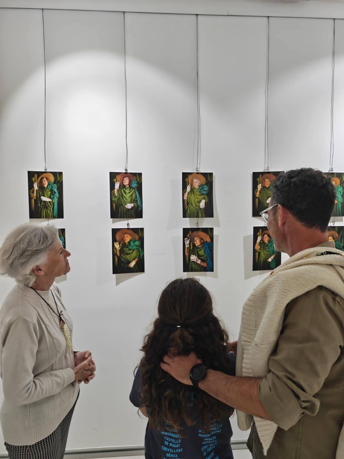 Visitantes mirando la muestra