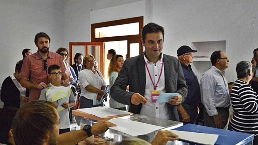Tomeu Cifre, nuevo alcalde de Pollença, el día de las elecciones emitiendo su voto.