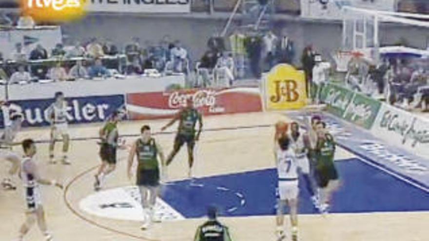 Imagen de TVE de la final de 1993 entre el Madrid y el Joventut.