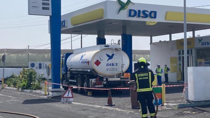 Momento del vaciado de combustible de la gasolinera de La Laguna. | | LP/DLP
