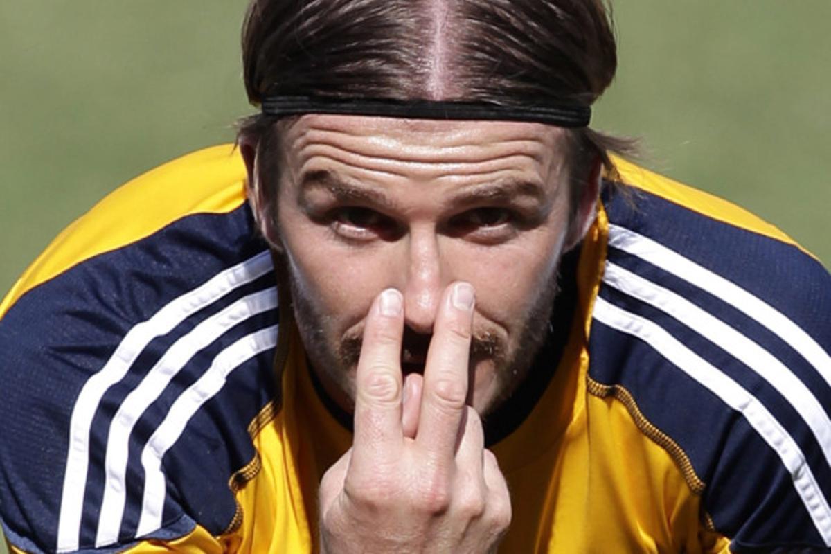 El centrecampista anglès David Beckham, durant un taller de futbol per a nens realitzat a Manila, Filipines.