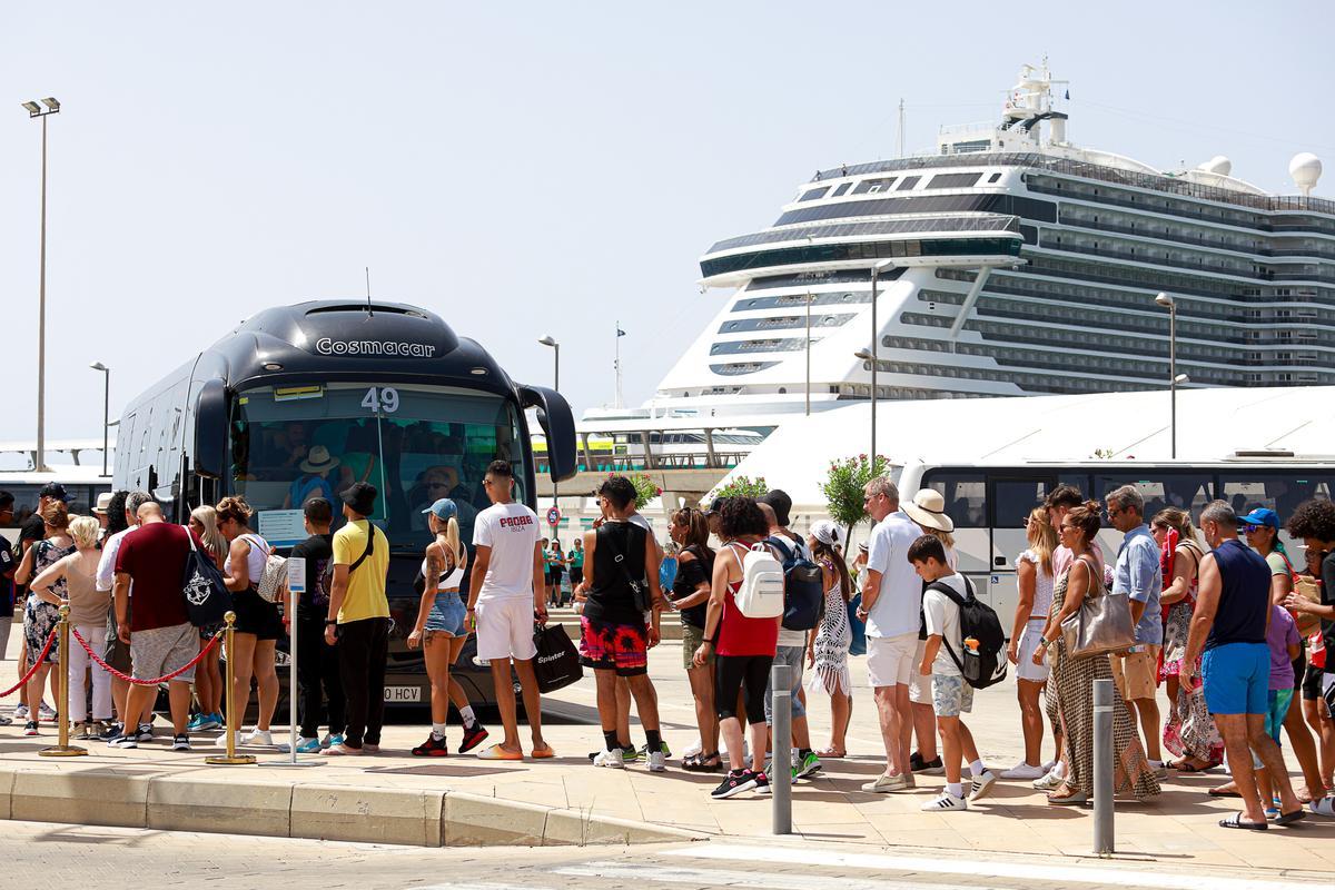 Cruceristas suben a un autobús en es Botafoc.