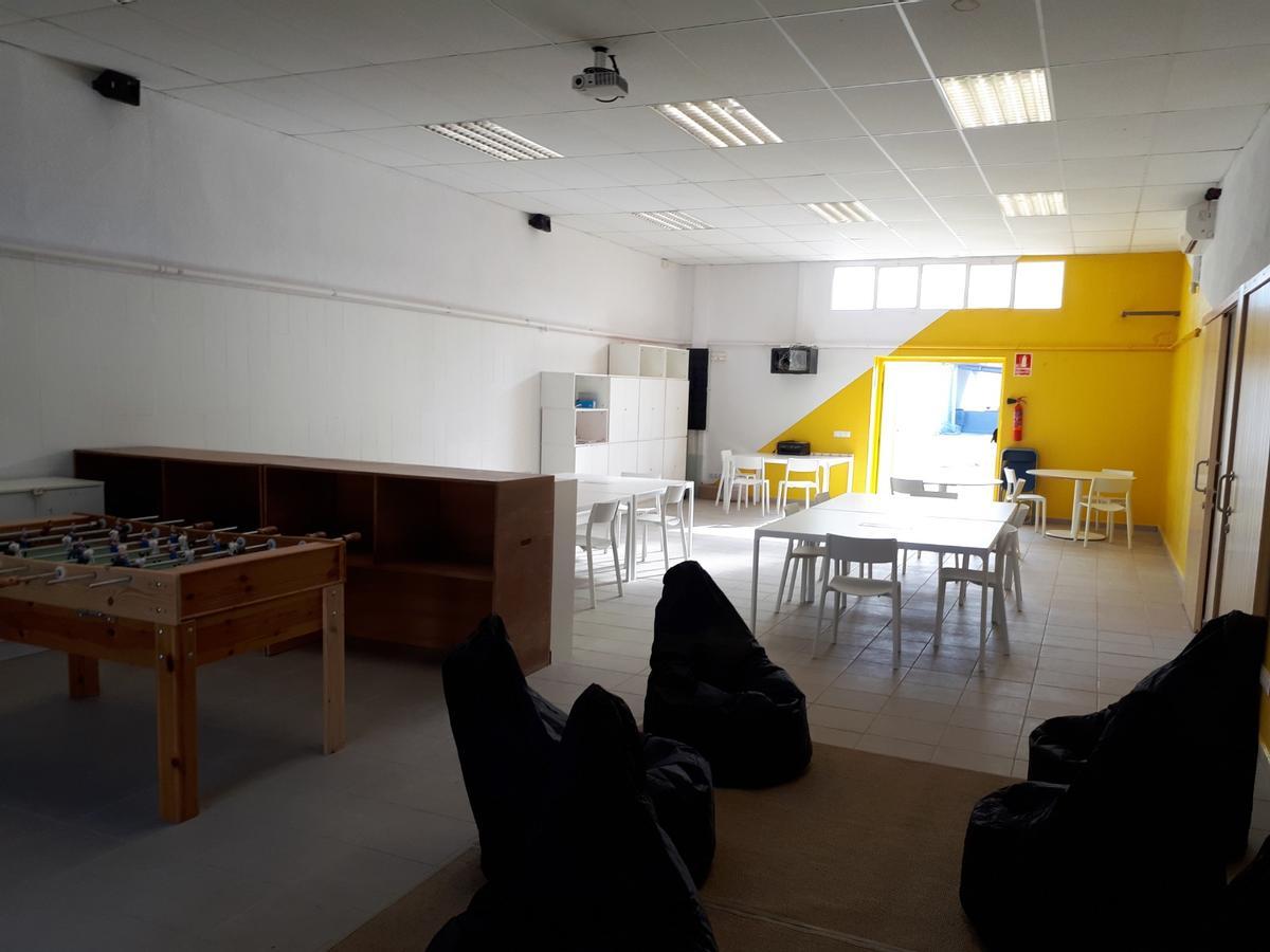 L'interior de l'Espai Jove de l'Escorxador de Cassà